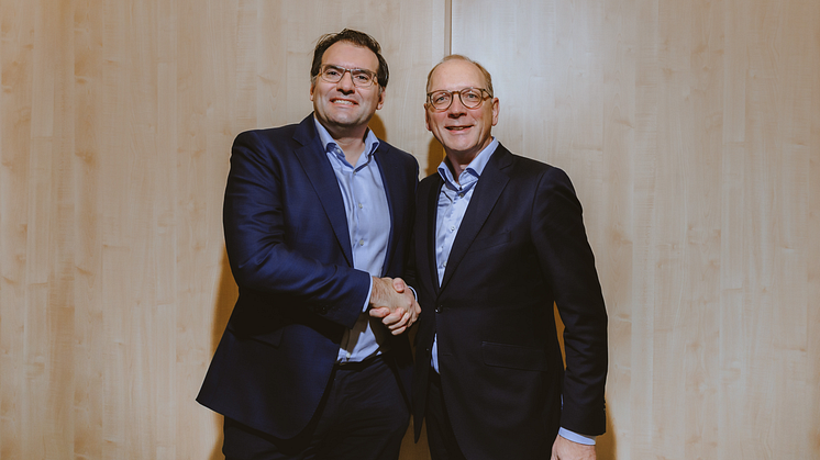 Handshake für Open Access (v.l.): Ruben Queimano, Chief Commercial Officer von Deutsche Glasfaser und Timo von Lepel, Geschäftsführer der NetCologne, setzen sich gemeinsam für fairen Wettbewerb und gegen Doppelausbau von Glasfasernetzen ein.