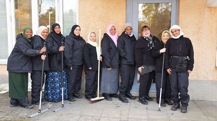 Från vänster: Fateya Umar Abdullahi, Semira Yasin  Mohammed, Shamsa Yarrow Hassan, Rahaf Bako, Jamileh Soltoui, Khadija Hussein Elhaj, Esperance Kirenga, Petra Kakoulakis (arbetsledare), Fatemeh Ahmadi, Haimanoth Habtegabr Zerom