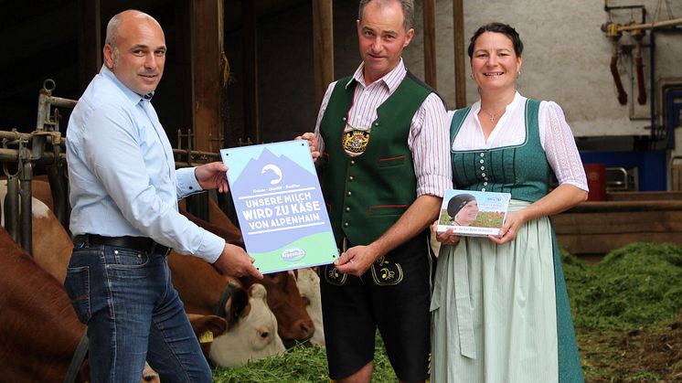 Ab dem 1. Juli beliefern rund 250 Bauernhof-Partner aus der Region die Familienkäserei mit frischer Alpenmilch