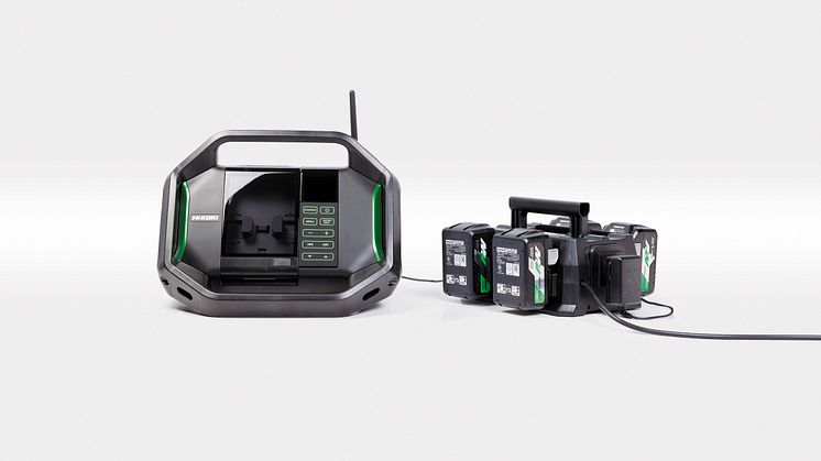 HiKOKI Batterilader Multiport UC18YTSL koblet til byggradio UR18DSAL