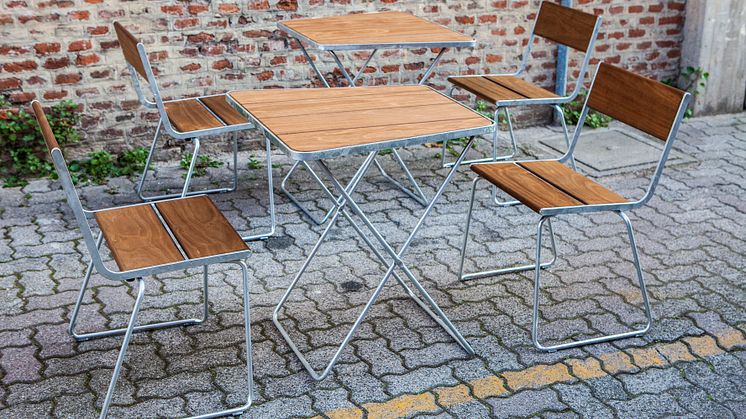 Mit der Serie „April Go“ können Kommunen nun Stadtmöbel mit dem besonders dauerhaften Kebony erwerben