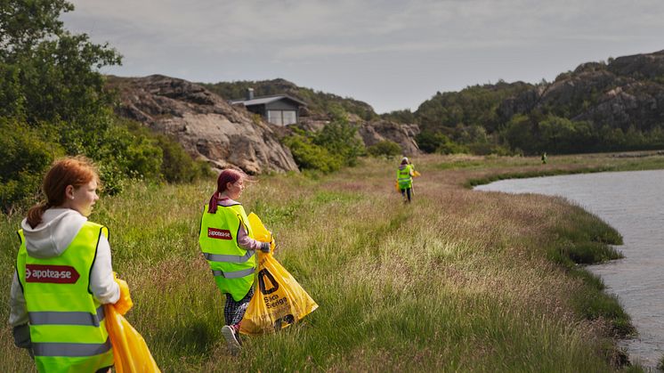 Städande tjejer från Tjörns konståkningsklubb vid Rösselvik. Foto. Petter Trens