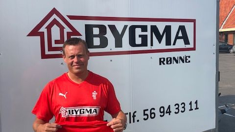 Direktør Martin Klausen byder på tirsdag velkommen til Håndværkermesse i Bygma Rønne – og uddeler gratis T-shirts til de 600 første på messen. 