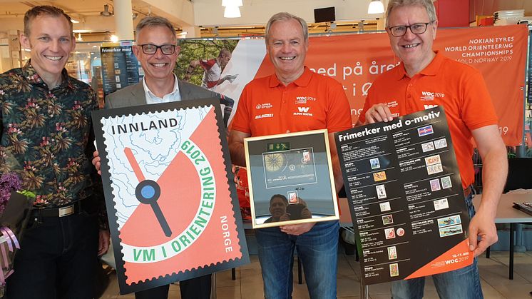 Fra venstre tidligere verdensmester Tore Sandvik, som avduket frimerket, frimerkedirektør Halvor Fasting, direktør Per Bergerud i O-VM 2019 og ordfører Erik Unaas i Eidsberg kommune .