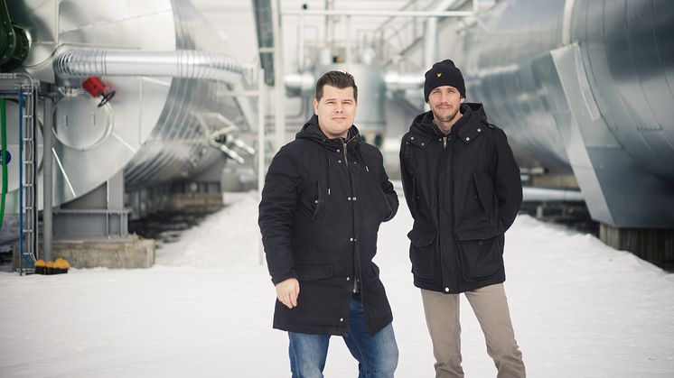 Härnösands kommuns hållbarhetsstrateg Daniel Johannsson och HEMAB:s projektledare Pär Marklund vid biogasanläggningen som omvandlar Härnösandsbornas matavfall till fordonsgas. 
