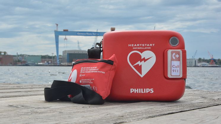 Den Umgang mit Defibrillator an der Kieler Förde im Segelcamp powered by Stadtwerke lernen