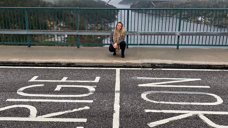 Foto: Henrik Björge. Ordf. Emmelie Hansen på Svinesundsbron. Gränsen mellan Norge och Sverige.