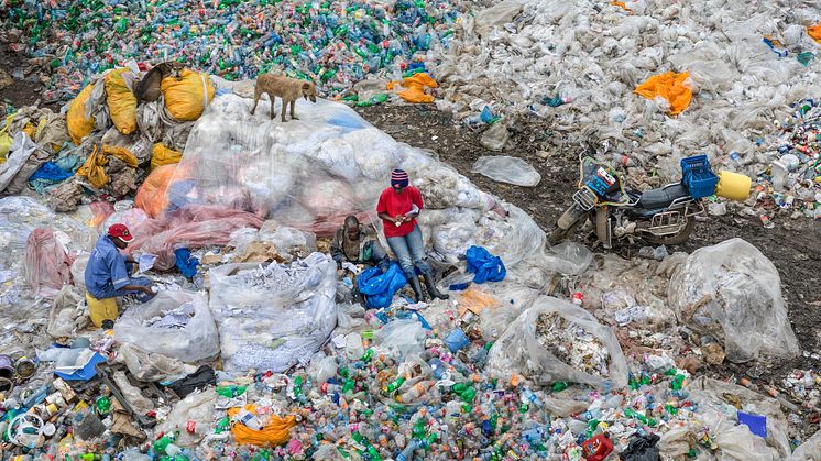 Antropocen: Dandora Landfill #3, Plastics Recycling, Nairobi, Kenya 2016