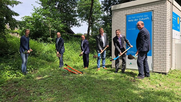 v.l.n.r. Nico Menebröcker (Gde. Saerbeck), Dr. Martin Sommer (Landrat Kr. Steinfurt), Dr. Tobias Lehberg (Bgm. Gde. Saerbeck), Torsten Höpfner (MA Deutsche Glasfaser), Ingmar Ebhardt (Breitbandkoord. Kr. Steinfurt) und Bernhard Rose (Grethen GmbH)