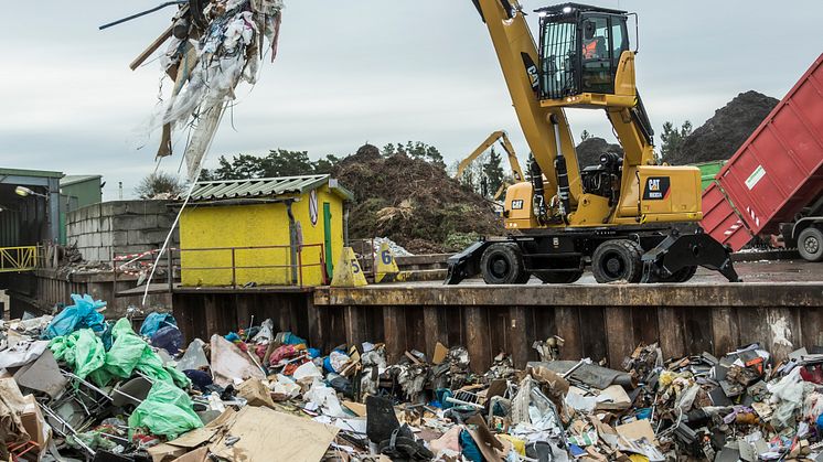 Cat MH3024 materialhanterare i arbete med avfallshantering