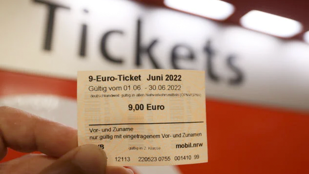 Konsumentorganisationen Resenärerna vill se en nationell månadsbiljett, likt Klimaticket i Tyskland, som gäller i all kollektivtrafik i hela landet för 9 Euro i månaden.