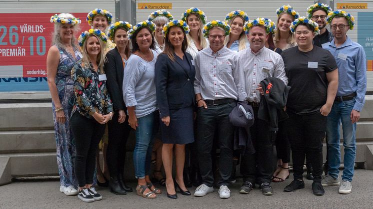 Familjen SöDER i bästa midsommarfirande! Representanter från SF Bio, Pinchos, Cityklipp, Hemköp, QueenNails, Apoteket, German Döner Kebab och Jefast. Fotograf: Anders Nordgren