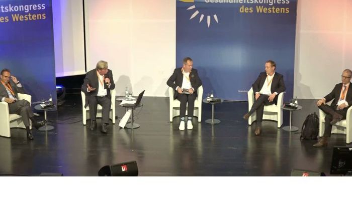 Diskussion vor Ort und virtuell: Dr. Patrick Frey, Hans Adolf Müller (Moderation), René Thiemann, Stephan Buttgereit und Prof. Dr. Boris Augurzky (v.l.) im Kölner Gürzenich. Zugeschaltet wurden Prof. Dr. Thomas Mansky und Michael Gabler.