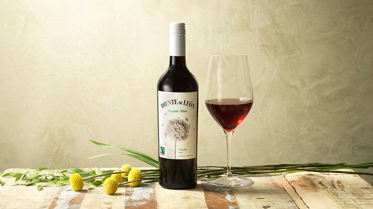 Möt hösten med ett fruktigt och elegant vin i härlig ljusröd färg.
