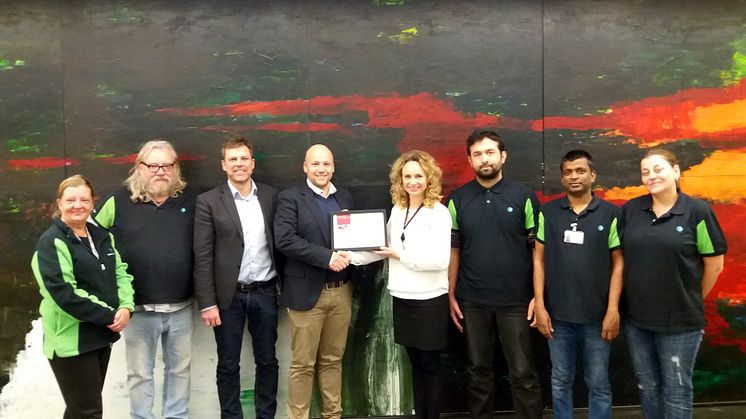 Glade prisvindere: CSR-certifikatet blev overleveret til Forenede Service i slutningen af året af Henrik Bugge og Mette Nielsen fra Jobcenter Randers ved en seance på virksomheden Tradium, som er en af Forenede Service’s kunder. 