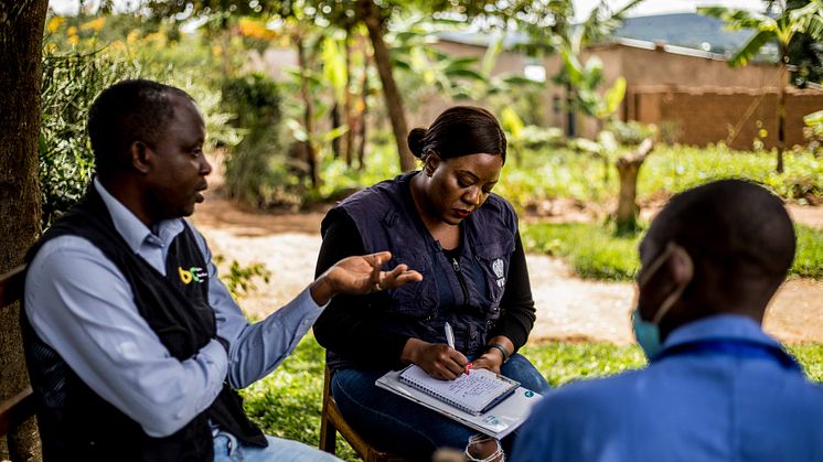 UN Volunteers interview community members to assess basic health services in the rural areas of Rwanda. Copyright UNV, 2023
