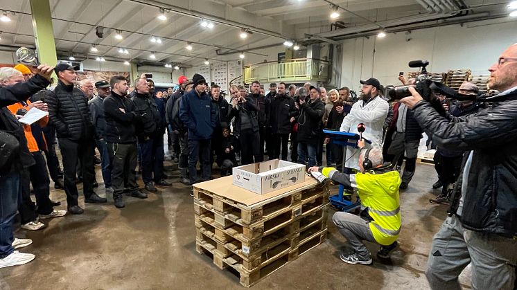 Premiärhummern såldes 2021 för 77 000 kr/kg. Hela 59 300 kr gick till Sjöräddningen. Foto: Göteborgs Fiskauktion
