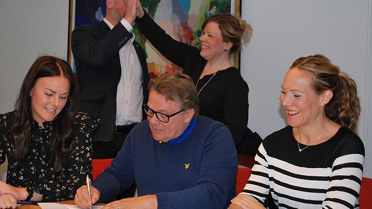 Anna Nordholm, Fastighets AB LE Lundberg, Björn Vestberg, chef på avdelningen för nyanlända och Josefine Knarrström Bergh, vd Wermlands Invest tecknar avtal. I bakgrunden gör kommunalrådet Per-Inge Lidén och Fastighetsägarnas Maria Frisk high-five.