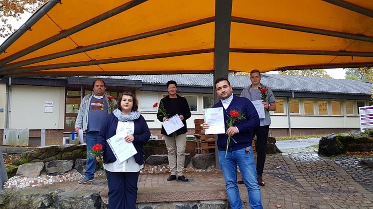 Die erfolgreichen Absolventinnen und Absolventen der Altenpflegeausbildung: Varvara Vlachou (vorne von links), Hasan Alsaeid, Jürgen Beckmann (hinten von links), Bianca Melchior und Marvin Aßmann.