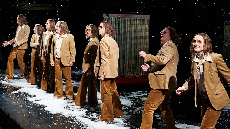 Alle skuespillerne i Kunsten å spørre eller Reisen til det sonore landet utkledd som en ung Peter Handke. Fotograf: Øyvind Eide