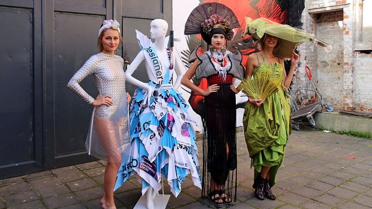Vorstellung der Mode-Kollektion der Freien Akademie Köln: Das Waschsalon-Outfit "in vacuum" von Franziska Munsch, das 'Geisha'-Kleid von Marco Stern und das grüne Seidenkleid in Kombination mit einem Hut aus einer Badematte von Jana Wahn (v.l.n.r)