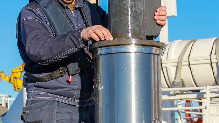 HiPAP 102P is easy to install on surface vessels without the need for through hull deployment 