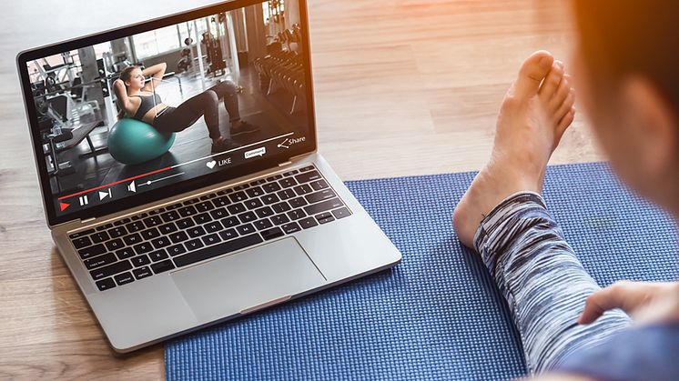I och med att många arbetat på distans så har Skatteverket också beslutat att digital träning är giltig som friskvård. Det innebär att du kan få friskvårdsbidrag även för kursavgifter för de träningspass du deltar digitalt i.