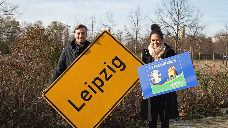 Heiko Rosenthal und Célia Šašić präsentieren das neue Ortsschild für die Host City Leipzig - Foto: Karolin Kelm 