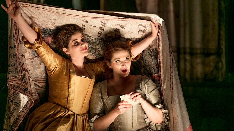 Serena Malfi (Dorabella) och Ana Maria Labin (Fiordiligi) i Così fan tutte på Drottningholms Slottsteater. Foto: Mats Bäcker.