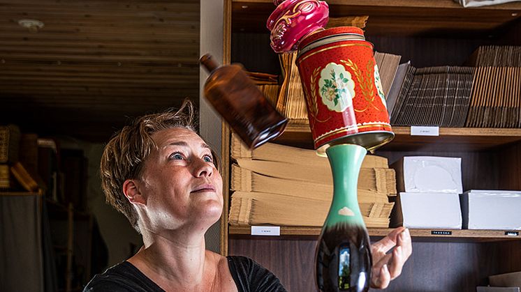 Så packar Linda värdefullt porslin