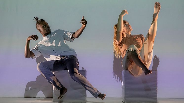 Un-Label Performing Arts Company gästspelar med föreställningen Gravity 9 november 2022 på Skånes Dansteater.