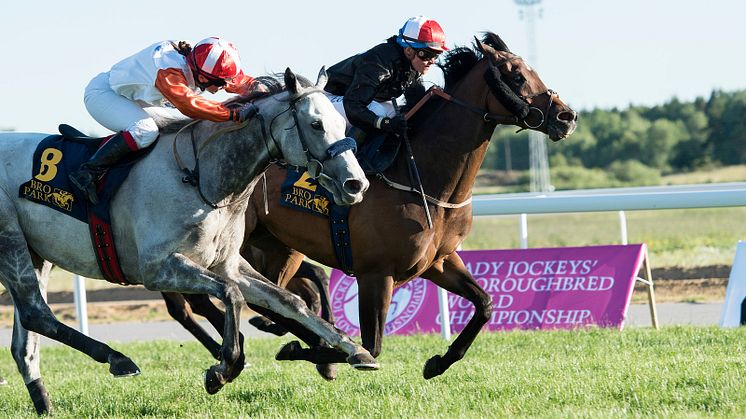 Maryline Eon (röd-vit-blå hjälm) vinner en av löpningarna i 2017 års upplaga av världsmästerskapet för kvinnliga jockeys på Bro Park 