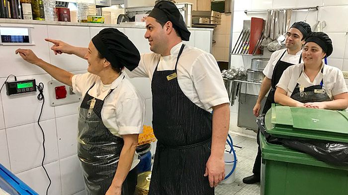 Kökspersonal i ett restaurangkök på Teneriffa studerar data från en matsvinnsvåg. Foto: Samuel Lindgren 