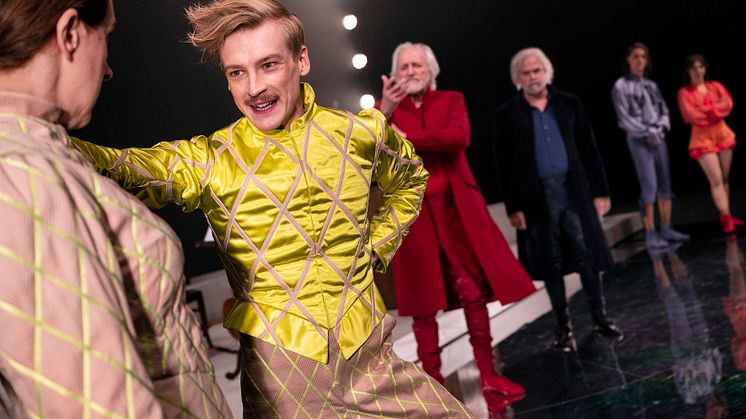 Två herrars tjänare 8
