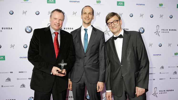 Preisträger Prof. Dr. Peer Bork (EMBL) und Dr. Georg Zeller (EMBL) mit Laudator Prof. Dr. Dr. Otmar D. Wiestler beim FELIX BURDA AWARD 2016 in der BMW Welt München am 17.04.2016