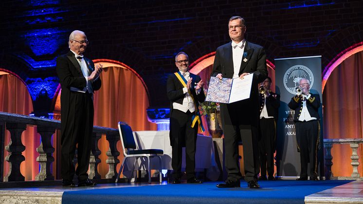 Heikki Pihlajamäki, professor vid Helsingfors universitet, mottog Gad Rausings pris 2024 vid högtidssammankomsten i Stockholms stadshus den 20 mars. H.M. Konung Carl XVI Gustaf delade ut samtliga medaljer och priser. Foto: Erik Cronberg.