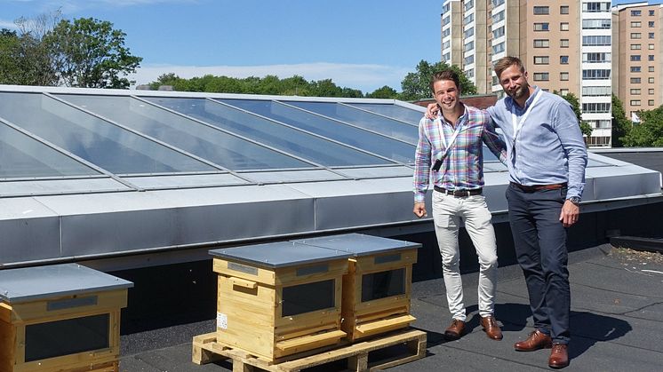 Bi(!)trädande centrumchef Tobias Heurlin och Robert Andreasson, teknisk förvaltare, välkomnade de nya hyresgästerna.