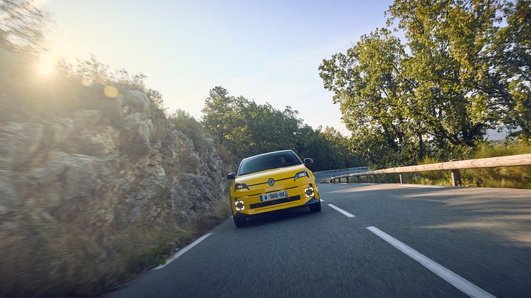Renault 5 E-Tech electric - iconic cinq version - Pop Yellow!ligeforfra.jpg