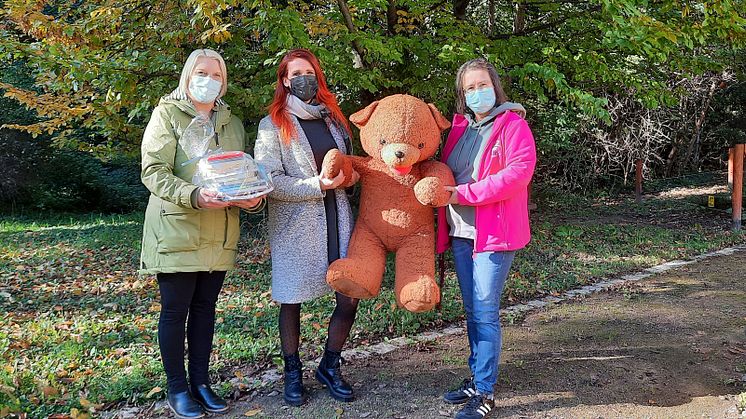 Peggy Stolze und Nicole Lippmann von TK Maxx mit Kerstin Stadler (re.) vom Bärenherz-Förderverein