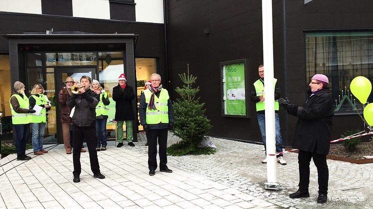 Flaggan hissas på invigningen av Förbos nya hus och huvudkontor