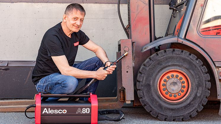 Morten Olafsen i TOOLS viser en induksjonsvarmer, et vidunderverktøy når det kommer til fastkorroderte bolter. (Delta V)