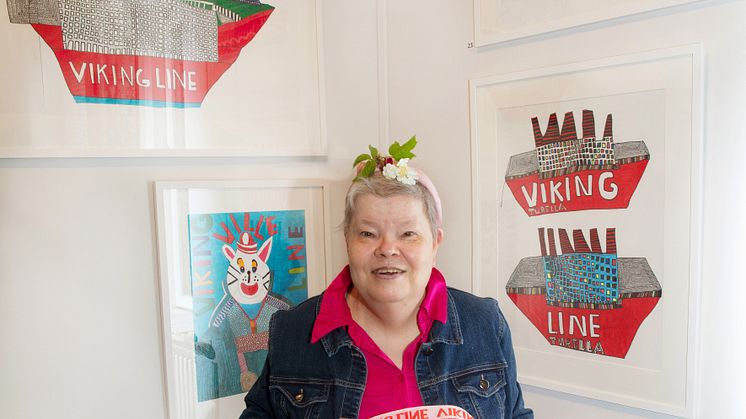 Konstnären Tiina Elina Nurminen med Viking Lines nya shoppingkassar. Foto: Bo Strandén