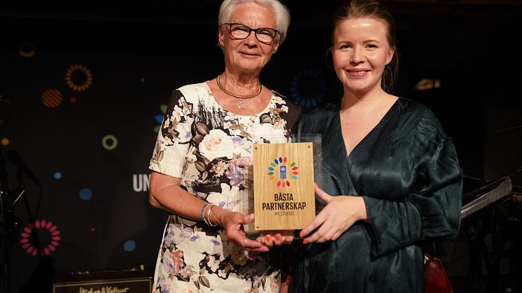 Jenni Nylander, verksamhetsansvarig för We change, tillsammans med Elisabeth Tarras-Wahlberg, ordförande för Postkodstiftelsen.