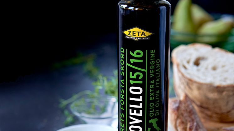 Årets Zeta Novello - fräsch och balanserad med smak av örter och gröna tomater.