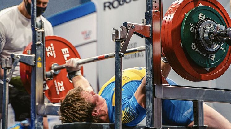 eddie-benchpress