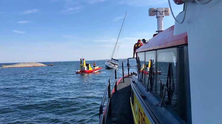 En grundstött segelbåt i Kalmarsund får hjälp av sjöräddarna i Simpevarp.