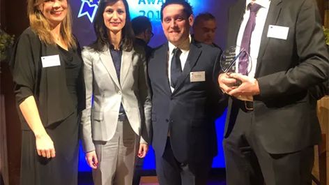 Kristina Lundberg, näringslivsutvecklare Sunne kommun och Erik Larsson, bredbandskoordinator på Region Värmland, tog emot utmärkelsen European Broadband Awards tillsammans med Jörgen Secher, Telias projektledare för Hjärta Sunne, i Bryssel igår kväll