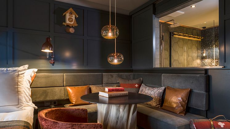 Soffa i gästrum på HUUS Hotel, Gstaad, designat av Stylt Trampoli