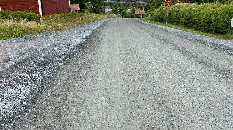 Del av Morbyvägen som idag är grusad asfalteras. Foto: Marie Palm/Säters kommun