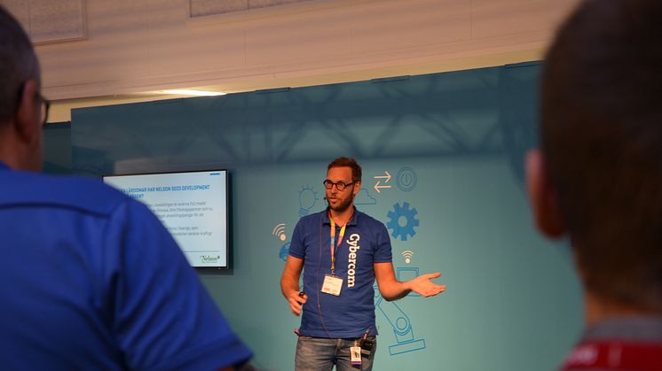 John Wibrand från Cybercom höll i en av de välbesökta föreläsningarna på Subcontractor IoT Arena.